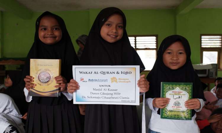 Program Kebaikan Tebar Al-Qur'an &amp; Iqro untuk Para Santri di Pondok Pesantren