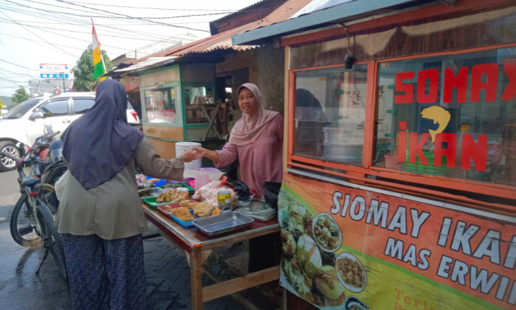 Meningkatkan Omzet di Bulan Ramadhan, Ibu Elda Hayati Tingkatkan Produksi Kue dan Jajanan