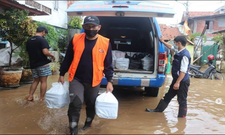 Bantuan makanan cepat saji kepada masyarakat korban banjir di Slamet Riyadi, Matraman Jakarta 