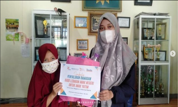 Penyaluran kado lebaran anak negeri di Banjarmasin, Kalimantan Selatan