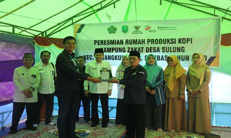 LAZNAS Bakrie Amanah Resmikan Rumah Produksi dan Pengolahan Kopi Kampung Zakat di Desa Sulung, Kec. Sejangkung, Kab. Sambas, Kalimantan Barat.