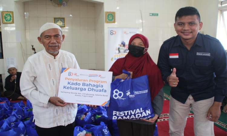 Penyaluran Paket Ramadan di Kampung Apung Jakarta