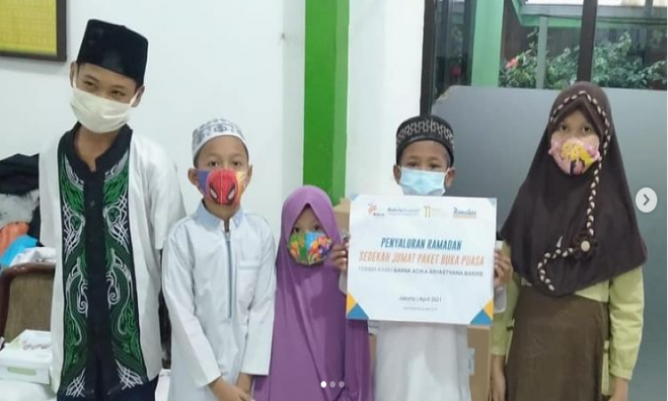 Program Berbagi Paket Buka Puasa bersama Bapak Adika Aryasthana Bakrie