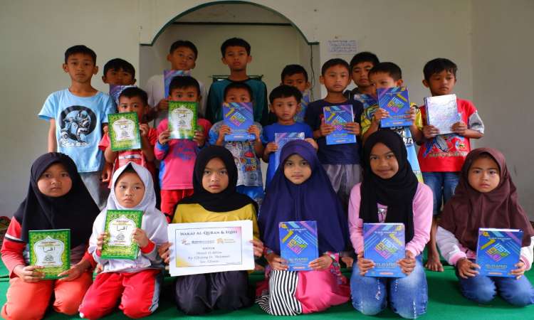 Penyaluran Program Tebar Al-Qur'an dan Iqro, Bakrie Amanah Berkolaborasi dengan Riungan Shodaqoh