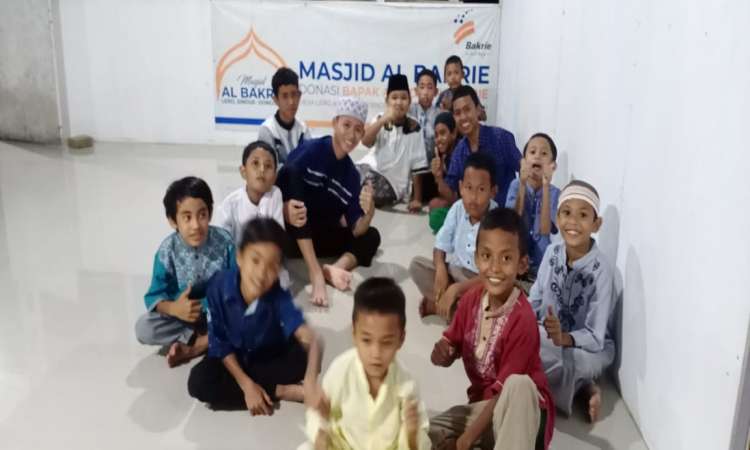 Rayakan Maulid Nabi Muhammad SAW Masyarakat di Desa Lero Kecamatan Sindue Ramaikan Masjid Al Bakrie Lero