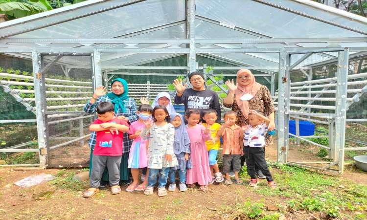 Anak-anak Paud Cempaka Menteng Atas Belajar Menanam Kangkung Hidroponik