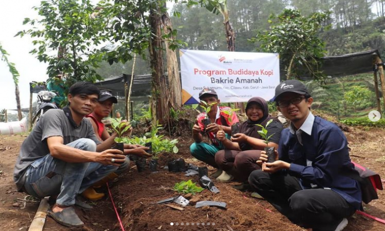 Monitoring kedua Program Pemberdayaan Kelompok Petani Kopi di Desa Sukamurni, Garut