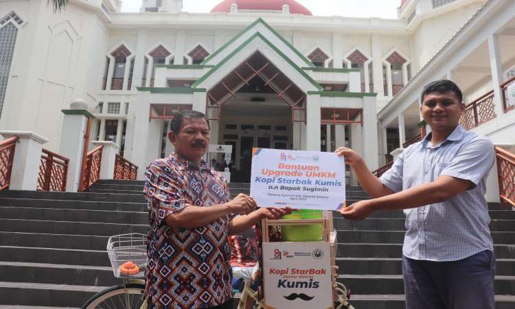 Penyerahan Bantuan UMKM Gerobak Kopi Keliling di Wilayah Masjid Al Bakrie