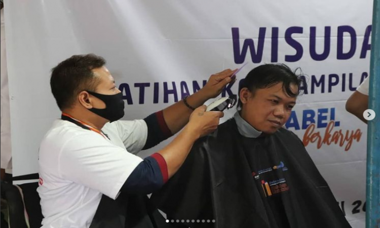 Bakrie Amanah &amp; DT Peduli Wisuda 10 Penyandang Difabel : Program Difabel Bisa Berkarya Pelatihan Mencukur