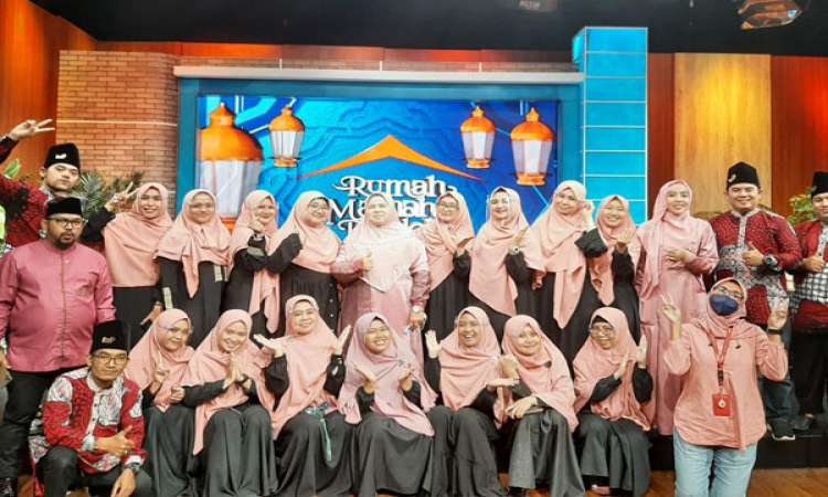 Bersama dengan tvOne, amil wanita Bakrie Amanah berkontribusi dalam program acara Rumah Mamah Dedeh spesial HUT Bakrie 80 Tahun &amp; HUT tvOne ke 14