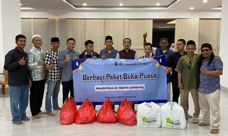 Jumat Berkah, Masjid Raya Al Bakrie Lampung Berbagi Paket Buka Puasa
