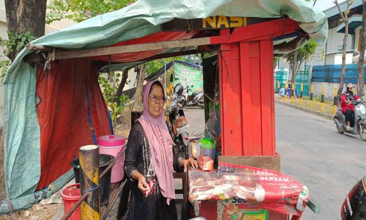 Kisah Kepedulian Ibu Menik Terhadap Saudaranya
