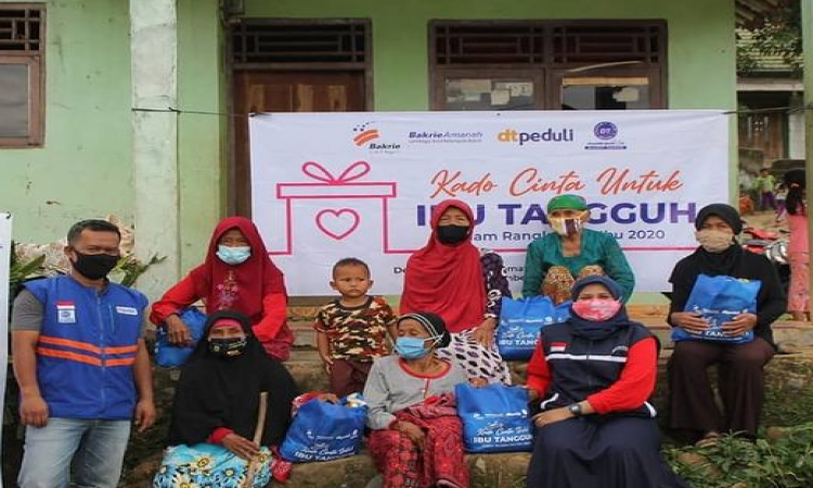 Memperingati hari ibu, Bakrie Amanah bersama DT Peduli bagikan 150 paket sembako untuk ibu-ibu tangguh di wilayah Bogor