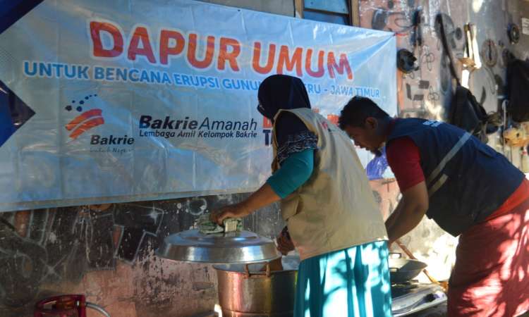 Jalin Kolaborasi, Bakrie Amanah &amp; Solo Peduli Buka Posko Logistik Dapur Umum Bantu Warga Terdampak Erupsi Semeru
