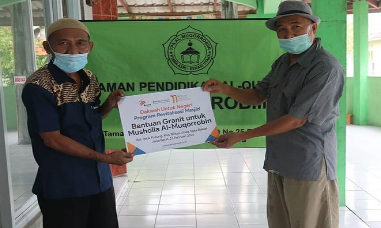Bakrie Amanah salurkan bantuan bahan bangunan untuk Musholla Al-Muqorrobin di Bekasi