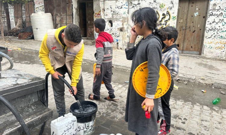 Bakrie Amanah Salurkan 25.000 Liter Air Bersih untuk Warga Gaza, Palestina