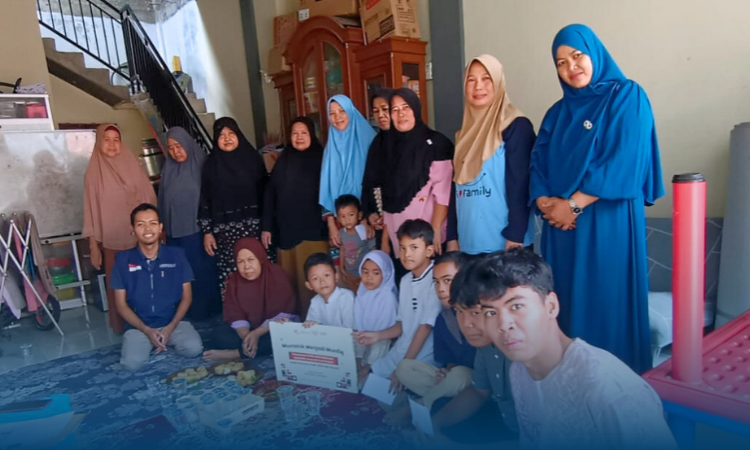 Dari Mustahik Menjadi Munfiq: Kebahagiaan Berbagi di Kampung Meruyung Bersama Kelompok UMKM Binaan Bakrie Amanah