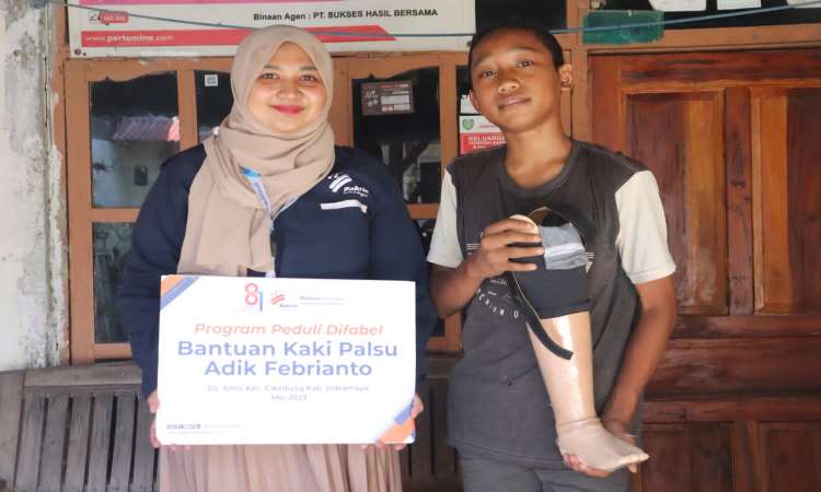 Sehat Untuk Negeri Bakrie Amanah menyalurkan  bantuan 2 kaki palsu di Desa Amis kecamatan Cikedung, kabupaten Indramayu, Jawa Barat.