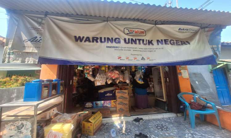 Kunjungan dan Monitoring Penerima Manfaat Program Warung Untuk Negeri: Mengasuh anak sambil menjaga warung